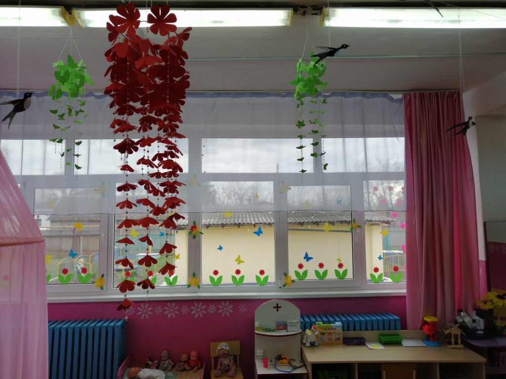 Весенние украшение окон в детском саду (57 фото)